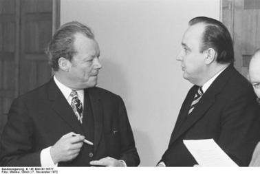 Bundeskanzler Willy Brandt und Bundesinnenminister Hans-Dietrich Genscher im Gespräch, 7.11.1972 