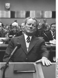 Der SPD-Vorsitzende und frühere Bundeskanzler Willy Brandt vor dem 2. Untersuchungsausschuss des Deutschen Bundestages der 7. Wahlperiode, 20.9.1974