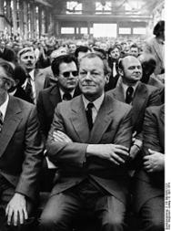 Bundeskanzler Willy Brandt, dahinter sein Referent Günter Guillaume (mit Sonnenbrille), Wahlkampfveranstaltung am  8.4.1974