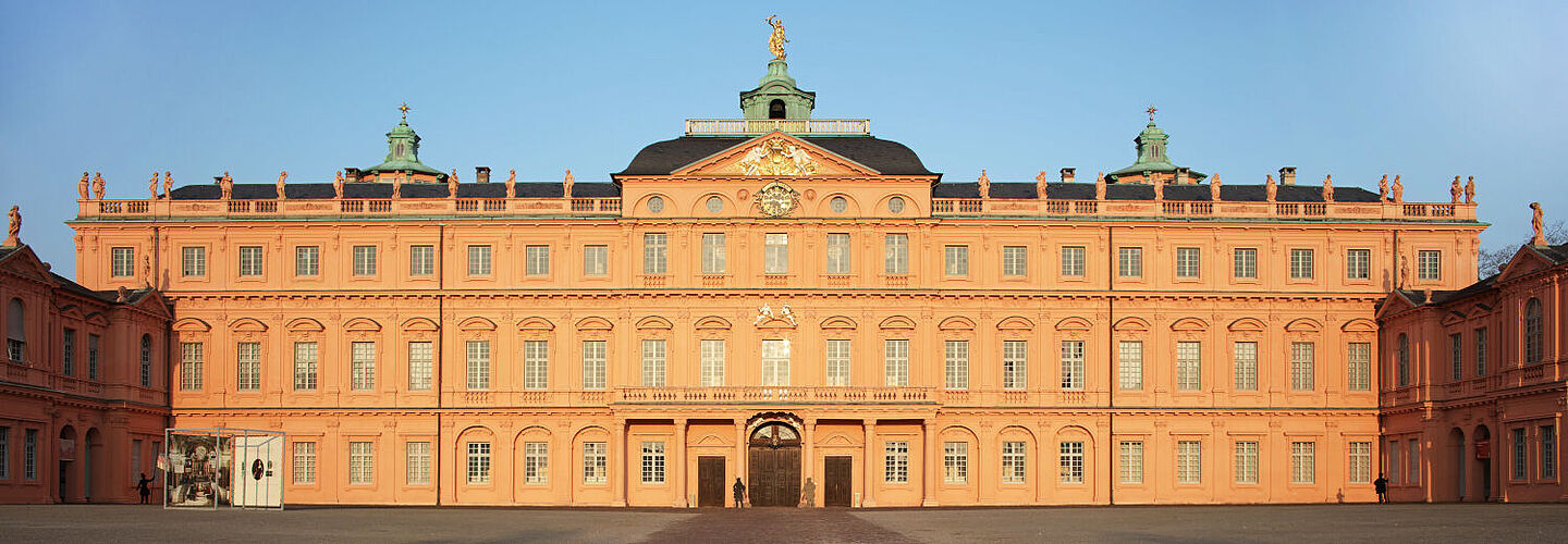 Außenansicht des Hauptflügels des Rastatter Schlosses, Ort der Erinnerungsstätte des Bundesarchivs Außenansicht des Hauptflügels des Rastatter Schlosses, Ort der Erinnerungsstätte des Bundesarchivs