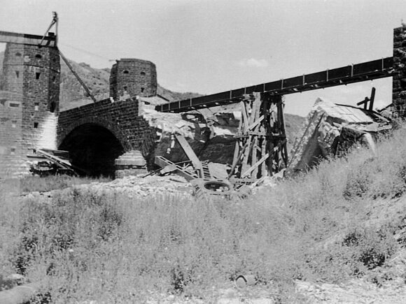 Brücke von Remagen, ca. Juli 1946 Blick auf die Brücke von Remagen, von der ein Teil eingestürzt ist.