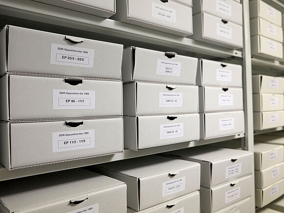 Archiv der DDR-Opposition Das Bild zeigt mehrere Kartons in einem Regal. Die Kartons sind beschriftet mit: „DDR-Opposition bis 1989“