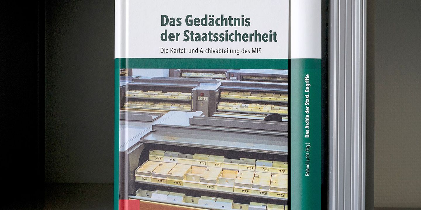 Archiv der DDR-Staatssicherheit Bücher der Reihe "Archiv der DDR-Staatssicherheit" in einem Bücherregal, Quelle:
BStU