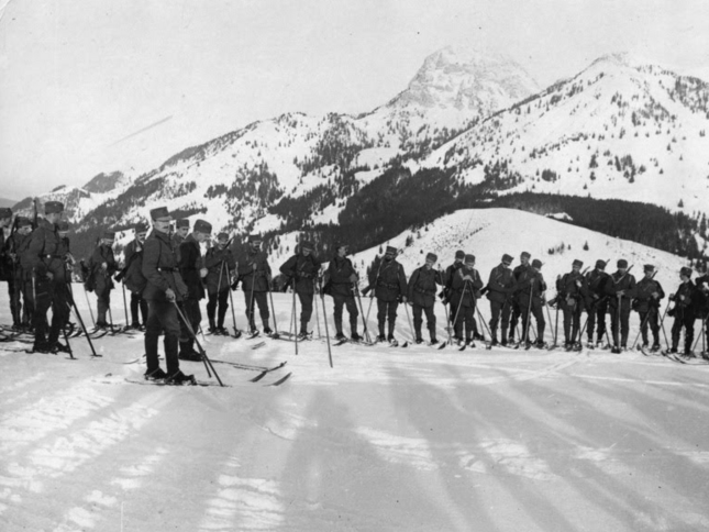 Schneeschuhpatrouille in den Vogesen, 1916 Deutsche Schneeschuhsoldaten beim Antritt einer Patrouille in den Vogesen, 1916