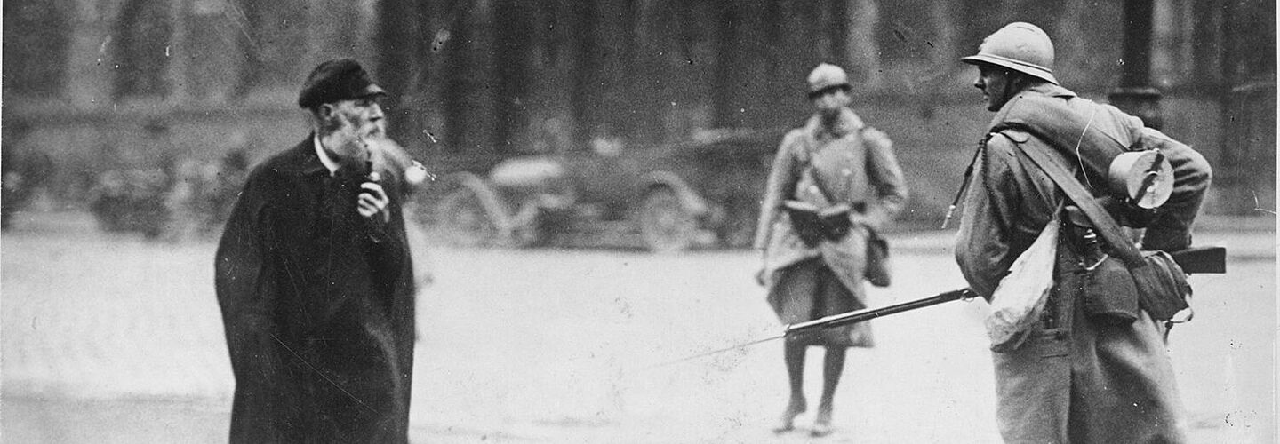 Deutscher Zivilist und französischer Besatzungssoldat vor dem Essener Hauptbahnhof, 1923 Deutscher Zivilist und französischer Besatzungssoldat vor dem Essener Hauptbahnhof, 1923