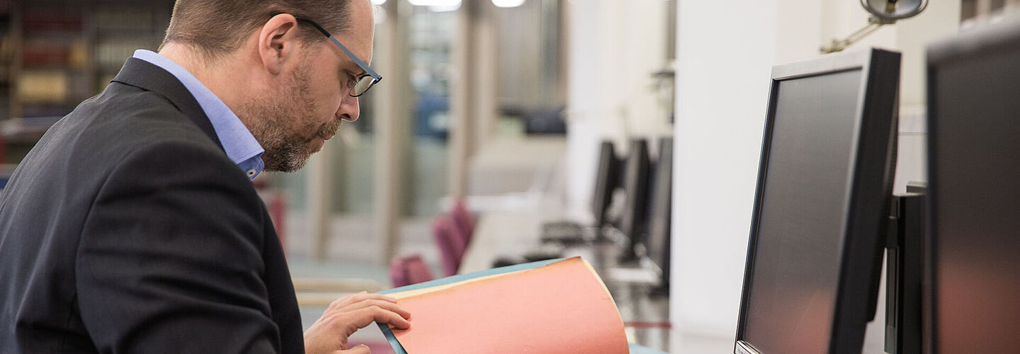 Ein Nutzer im Lesesaal des Bundesarchivs Ein Nutzer im Lesesaal des Bundesarchivs