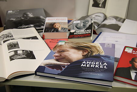 Bücher auf einem Tisch Bücher auf einem Tisch