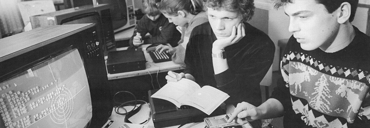 Computer-Kabinett im DDR-Bezirk Rostock Zwei Schüler sitzen vor einem Computer und blicken auf den Monitor.