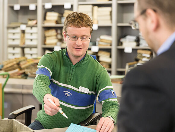 Bundesarchiv Koblenz.- Ein Mitarbeiter bei der Erläuterung und Aushändigung eines Benutzungsantrages an einen Benutzer Ein Mitarbeiter bei der Erläuterung und Aushändigung eines Benutzungsantrages an einen Benutzer.