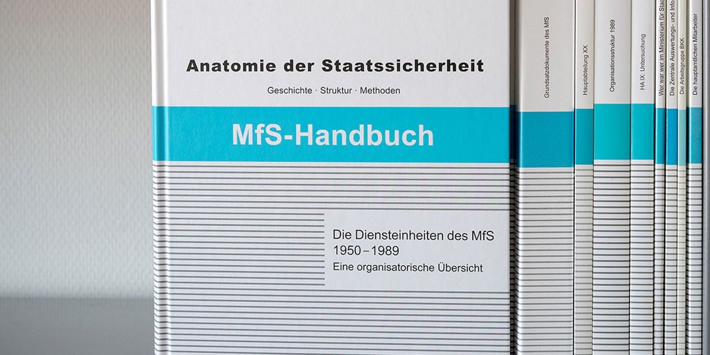 MfS-Handbuch Bücher der Reihe "MfS-Handbuch" in einem Bücherregal, Quelle:
BStU