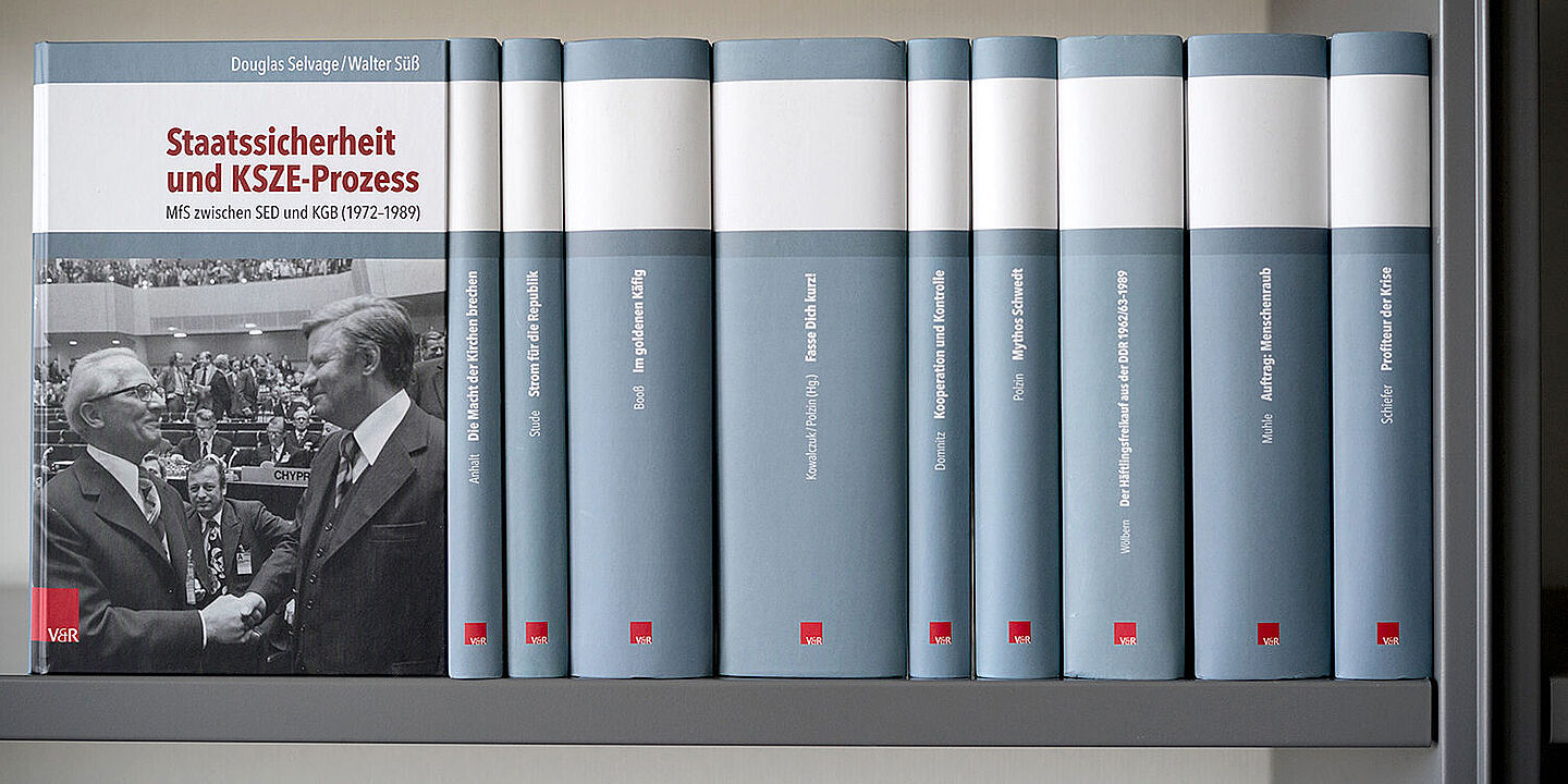 Analysen und Dokumente Bücher der Reihe "Analysen und Dokumente" in einem Bücherregal, Quelle:
BStU