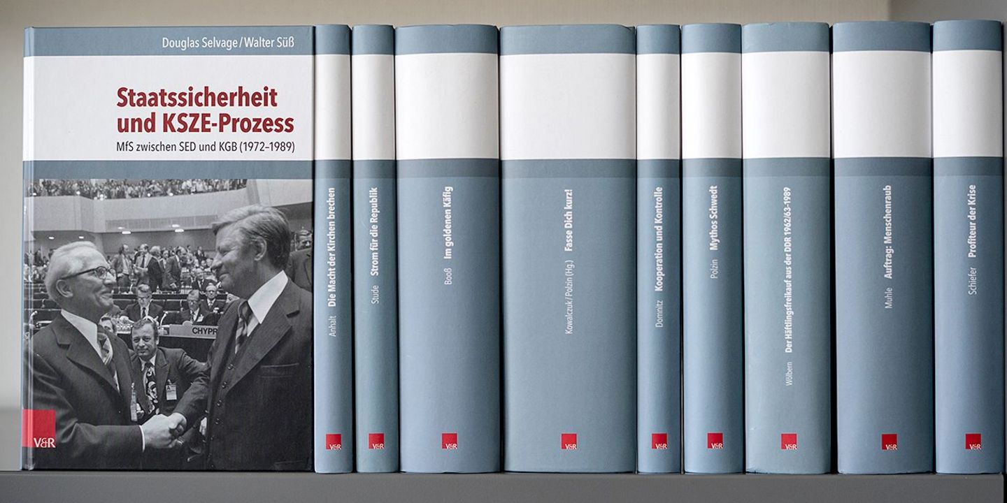 Analysen und Dokumente Bücher der Reihe "Analysen und Dokumente" in einem Bücherregal, Quelle:
BStU