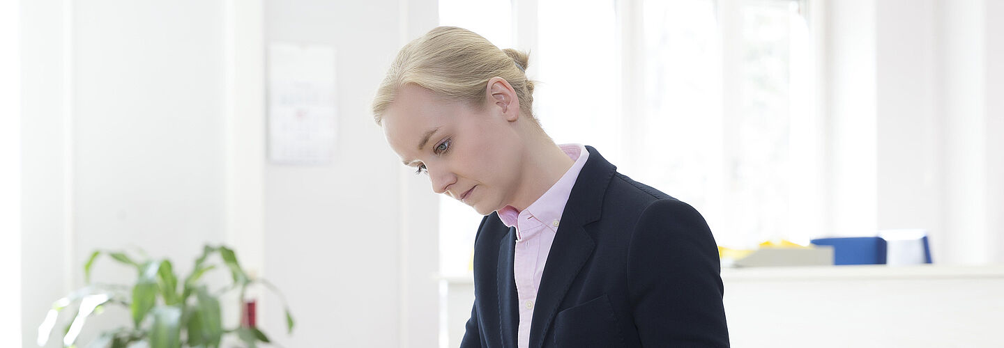 Benutzung von Archivgut Eine Frau bei der Sichtung von Archivgut im Benutzersaal