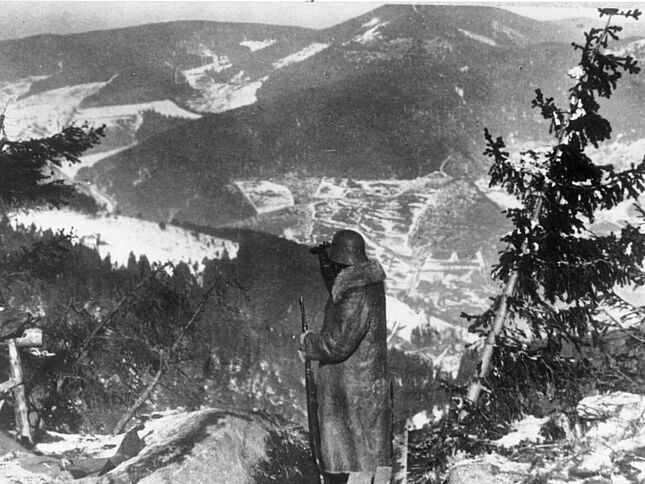 Frankreich, Südvogesen.- Deutscher Soldat / Posten auf dem Hartmannswillerkopf ("Vieil Armand"), ca. 1916/1918 Bild von deutschem Soldaten auf dem Posten auf dem Hartmannswillerkopf ("Vieil Armand"), ca. 1916/1918, Frankreich (Südvogesen)
