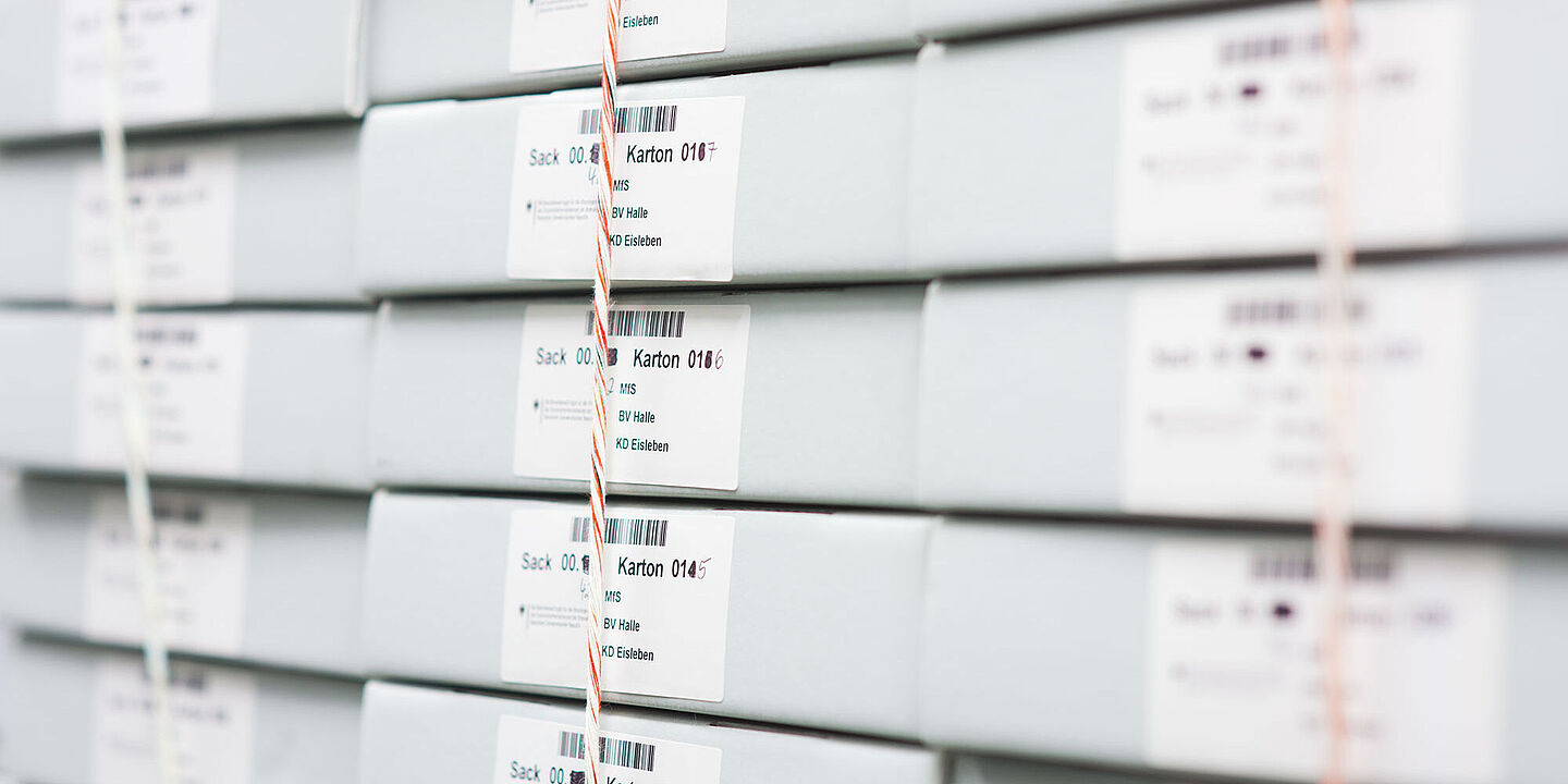 Kartons mit geschreddertem Aktenmaterial im Stasi-Unterlagen-Archiv Berlin Kartons mit geschreddertem Aktenmaterial im Stasi-Unterlagen-Archiv Berlin, Quelle:
BArch