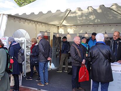 Im Zelt des Stasi-Unterlagen-Archivs herrschte großer Andrang. Menschen stehen im Zelt.