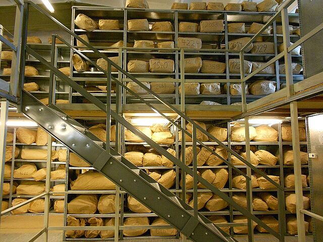 Regale mit beschrifteten Säcken.