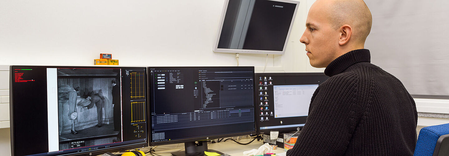 Mitarbeitender des Bundesarchivs prüft Filmmaterial Mitarbeitender des Bundesarchivs prüft Filmmaterial am Computer