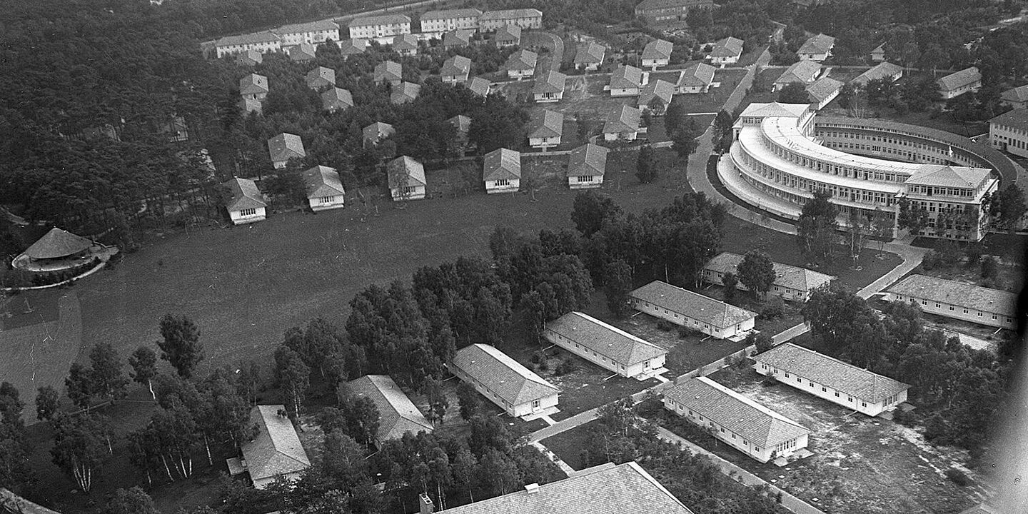 Blick auf das Gelände des Olympischen Dorfes in Elstal, 5. Juni 1936 Blick auf das Gelände des Olympischen Dorfes in Elstal, 5. Juni 1936, Quelle:
BArch, Bild 102-17663 / Pahl, Georg