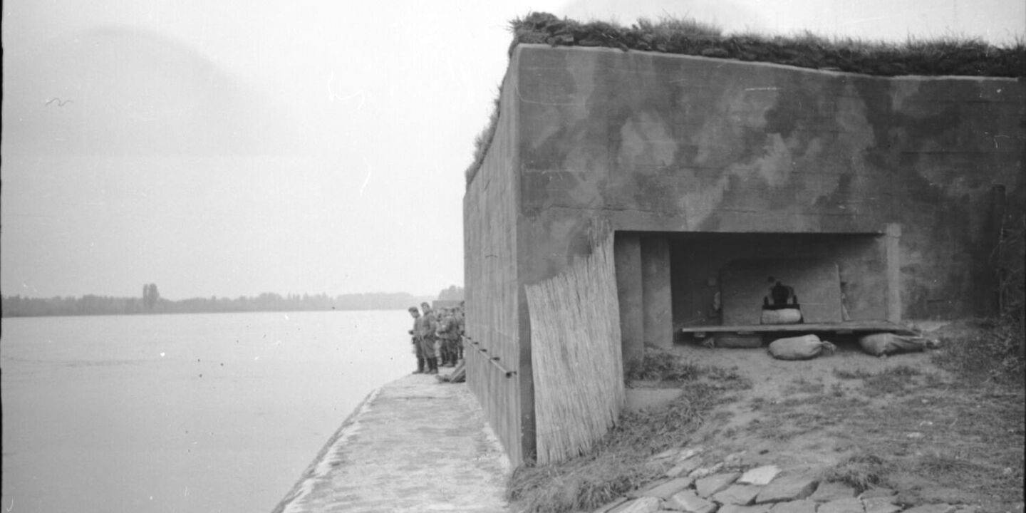 Bunker an der Oberrheinfront an einem Fluss (1939) Bunker an der Oberrheinfront an einem Fluss (1939), Quelle:
Bundesarchiv, Bild 101I-033-0048-31 / Bauer