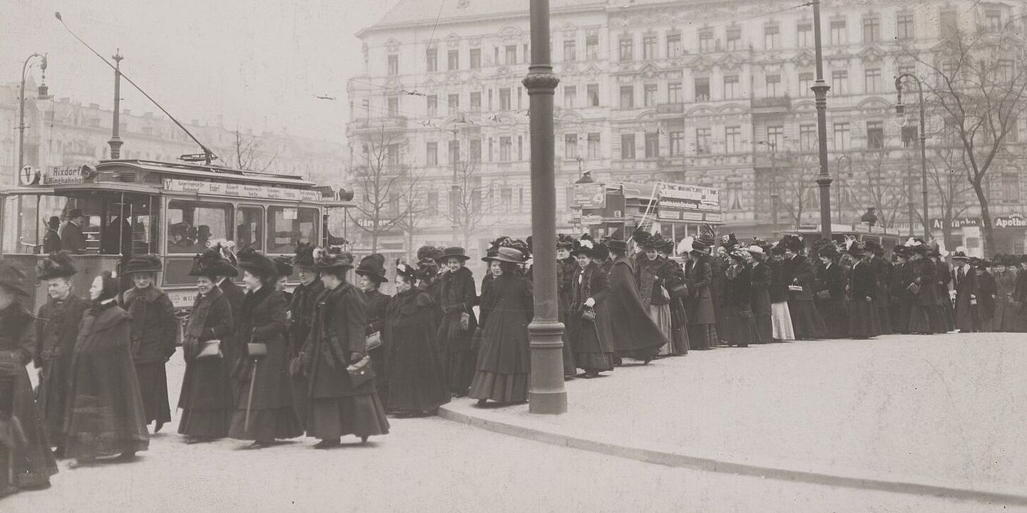 Demonstrationszug von Frauen am Internationalen Frauentag in Berlin, 19. März 1911 Schwarz-Weiß-Aufnahme eines Demonstrationszugs von mit Hüten und Mänteln bekleideten Frauen, Quelle:
BArch, BildY 1-192-1742-65 / Haeckel, Otto