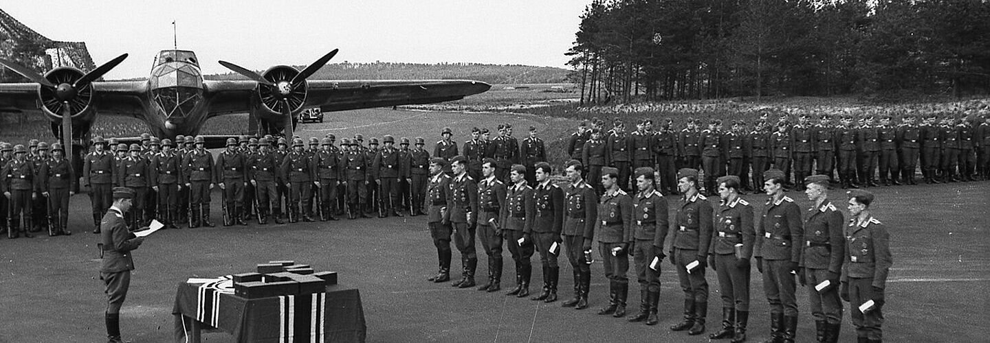 Verleihung von Orden / Auszeichnung (?) von Soldaten der Luftwaffe auf einem Flugplatz in Frankreich (1941/1942) Verleihung von Orden / Auszeichnung (?) von Soldaten der Luftwaffe auf einem Flugplatz in Frankreich
