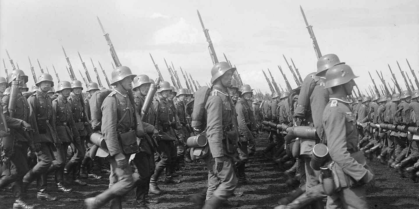 Manöver des VI. Armeekorps in der Lüneburger Heide, Vorbeimarsch der Infanterie (September 1935) Manöver des VI. Armeekorps in der Lüneburger Heide, Vorbeimarsch der Infanterie (September 1935), Quelle:
BArch, Bild 102-04724 / Pahl, Georg