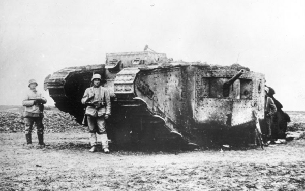 Ein eroberter britischer Panzer ("Tank"), bewacht von deutschen Soldaten, 1917 Eroberter britischer Panzer ("Tank"), bewacht von deutschen Soldaten, 1917