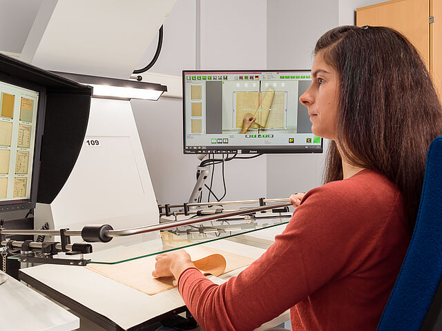 Aktendigitalisierung im Bundesarchiv Digitalisierung von Schriftgut beim Bundesarchiv mithilfe eines Aufsichtsscanners