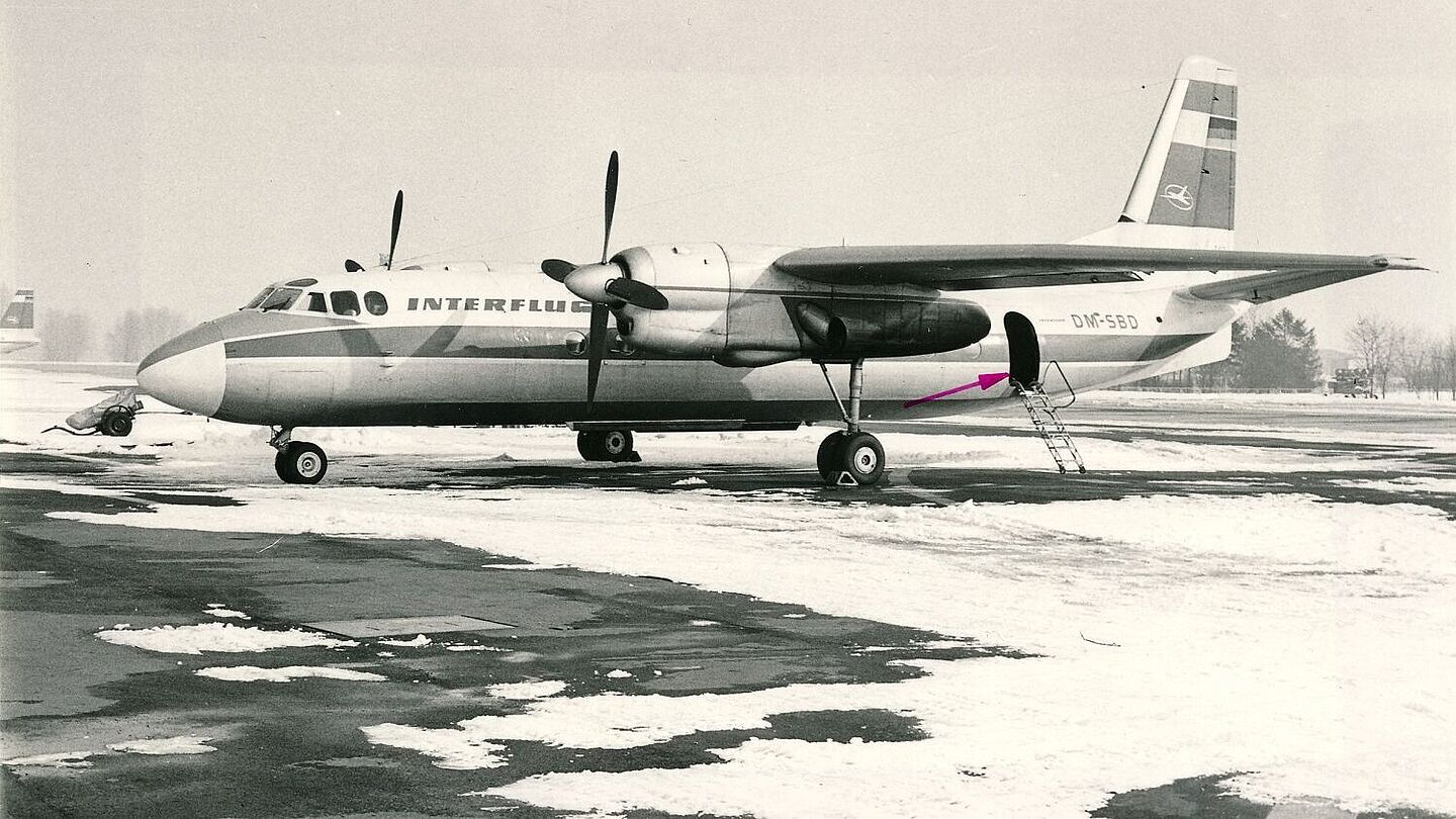 Passagierflugzeug der DDR-Linie "Interflug" auf einem Rollfeld, Quelle:
BStU, MfS, HA IX, Nr. 10390, Bl. 61