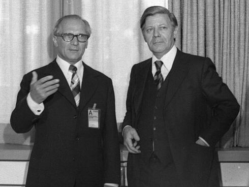 Honecker und Schmidt am 30. Juli 1975 in Helsinki Das Schwarz-Weiß-Foto zeigt Erich Honecker und Helmut Schmidt bei einem Gespräch am 30. Juli 1975 in Helsinki. Es entstand im Rahmen des KSZE-Gipfeltreffens.