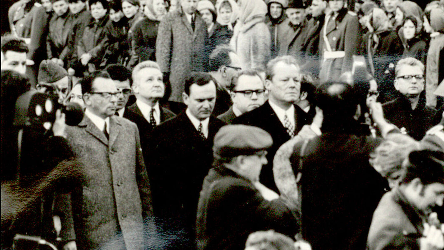 Willy Brandt seinem Besuch der KZ-Gedenkstätte Buchenwald Willy Brandt seinem Besuch der KZ-Gedenkstätte Buchenwald, Quelle:
BStU, MfS, BV Erfurt, AS 4/71, Bd. 7, Bl. 2, Bild 001