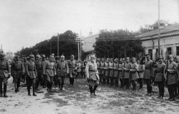 Generaloberst Günther von Kirchbach schreitet die Front einer ukrainischen Einheit ab, 1918 Generaloberst Günther von Kirchbach schreitet die Front einer ukrainischen Einheit ab, 1918