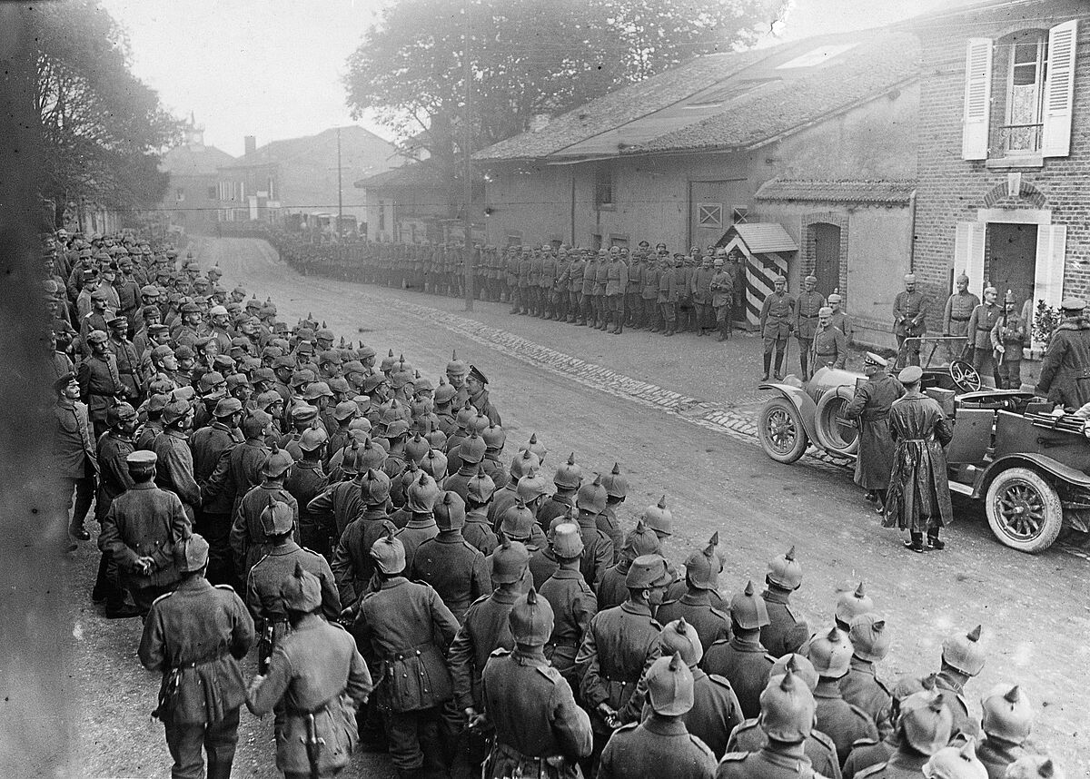 Kaiser Wilhelm II. besucht Soldaten an der Westfront, 1915 Besuch Kaiser Wilhelms II. in Fermes an der Westfront, im Hauptquartier des XVIII. Reservekorps, 1915