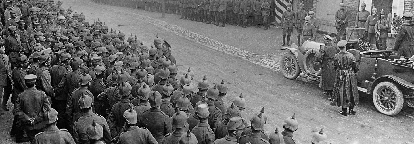 Kaiser Wilhelm II. besucht Soldaten an der Westfront, 1915 Besuch Kaiser Wilhelms II. in Fermes an der Westfront, im Hauptquartier des XVIII. Reservekorps, 1915