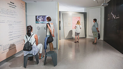 Besucherinnen und Besucher in der „begehbaren Akte“ Einblick in die Akte von Gilbert Radulovic in der dritten Ausstellungsetage, Quelle:
Bundesarchiv / Popa