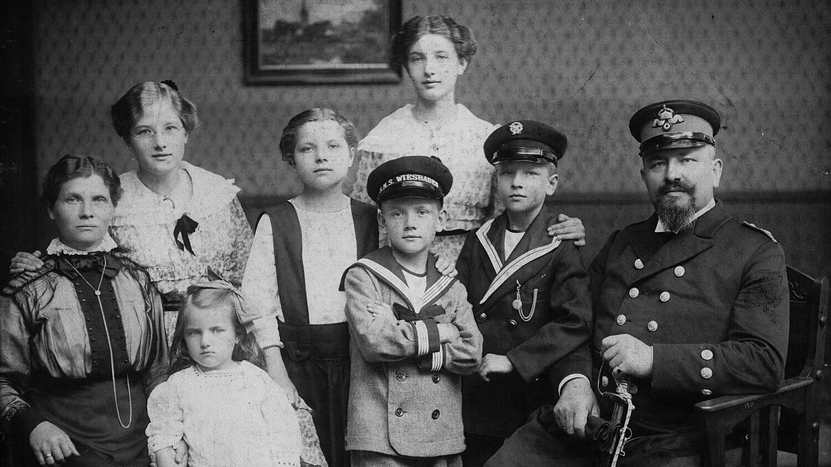 Gruppenbild der Familie von Friedrich Baltrusch (1914/1918) Gruppenbild der Familie von Friedrich Baltrusch mit seiner Ehefrau und sechs Kindern