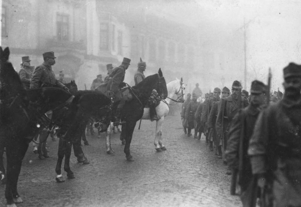 Generalfeldmarschall August von Mackensen nimmt in Bukarest die Parade der einziehenden österreichisch-ungarischen Truppen ab, 1915 Generalfeldmarschall August von Mackensen nimmt in Bukarest zu Pferd die Parade der einziehenden österreichisch-ungarischen Truppen ab, 1915