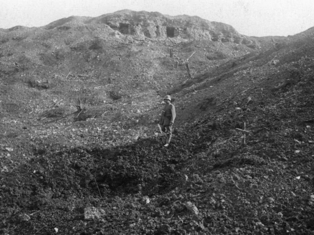 Infanterie-Werk bei Verdun, 1916 Deutscher Soldat vor dem Infanterie-Werk in der Jumin-Schlucht bei Verdun, 1916