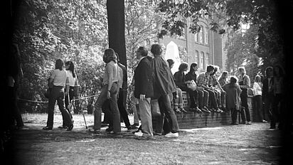 Personen auf einem Observationsfoto der Stasi, Quelle:
<dreipc data-type="abbreviation" data-obj-uid="1" data-uid="4392">BArch</dreipc>, <dreipc data-type="abbreviation" data-obj-uid="2" data-uid="1527">MfS</dreipc>, <dreipc data-type="abbreviation" data-obj-uid="3" data-uid="5141">HA</dreipc><dreipc data-type="abbreviation" data-obj-uid="4" data-uid="1367">VIII</dreipc>, <dreipc data-type="abbreviation" data-obj-uid="5" data-uid="2893">Fo</dreipc>, <dreipc data-type="abbreviation" data-obj-uid="6" data-uid="1416">Nr.</dreipc> 485, Bild 84