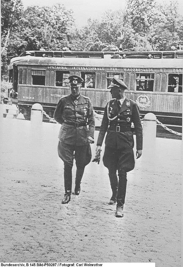 Deutsch-französische Waffenstillstandsverhandlungen (Kapitulation der französischen Armee).- Generalfeldmarschall Wilhelm Keitel vor Eisenbahn-Waggon, 21. Juni 1940 Bild der deutsch-französischen Waffenstillstandsverhandlungen (Kapitulation der französischen Armee).- Generalfeldmarschall Wilhelm Keitel vor Eisenbahn-Waggon, 21. Juni 1940