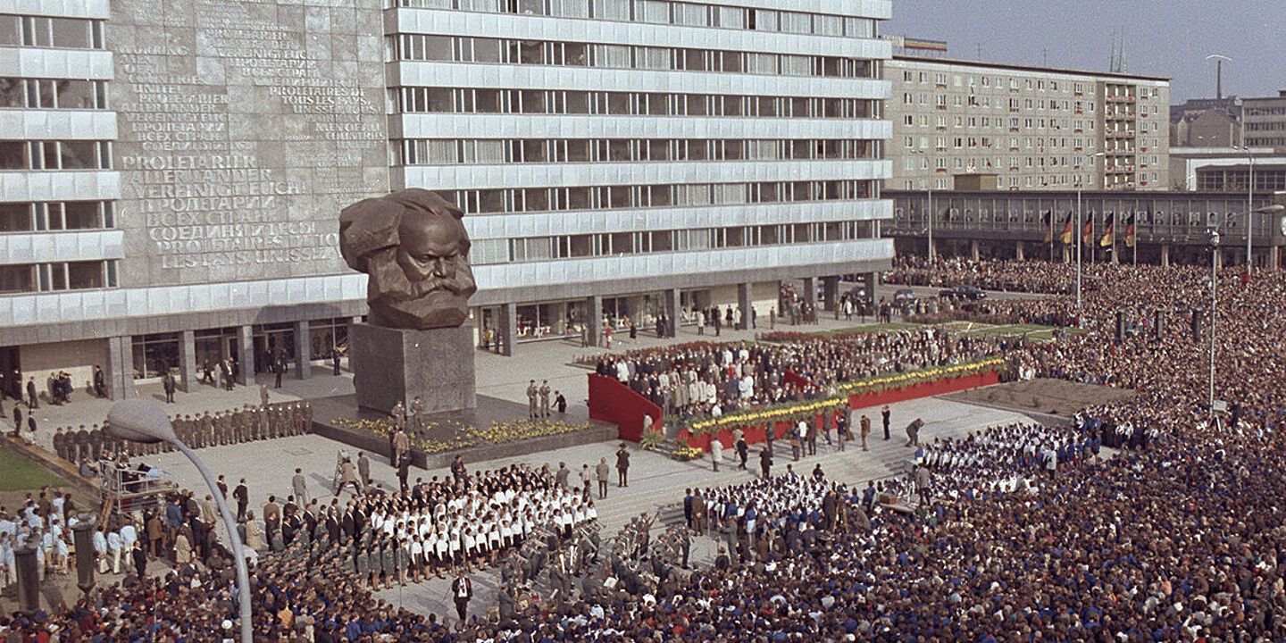 Enthüllung des Karl-Marx-Monuments in Karl-Marx-Stadt am 9. Oktober 1971 Enthüllung des Karl-Marx-Monuments in Karl-Marx-Stadt am 9. Oktober 1971, Quelle:
Bundesarchiv, Bild 183-K1015-413 / Thieme, Wolfgang