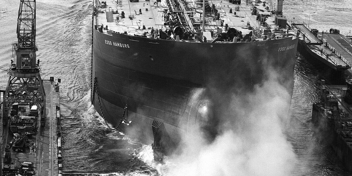 Stapellauf des Tankers „Esso Hamburg“ Schiff mit Namen "Esso Hamburg" verlässt den Hafen, Quelle:
StAB, 10.B, FS I 29, Nr. 2