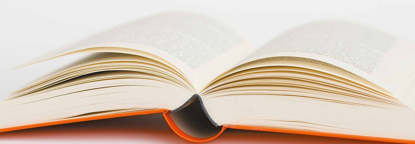 Das Bild zeigt ein aufgeschlagenes Buch