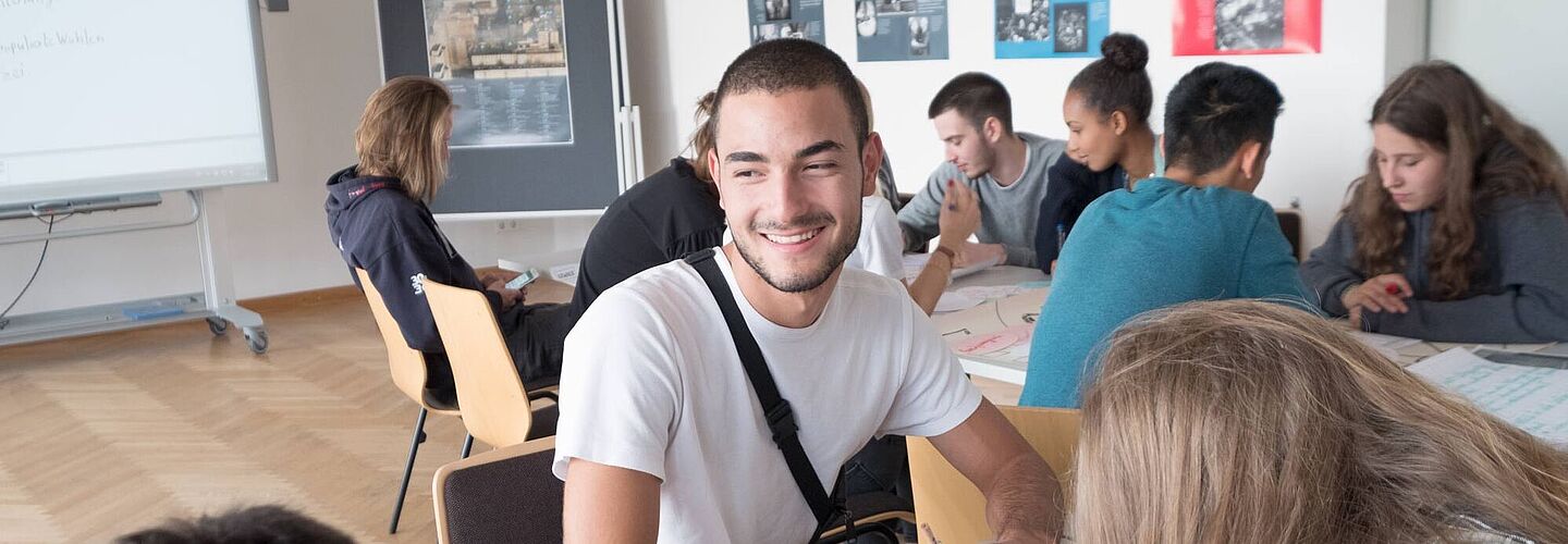 Ein guter Ort zum Lernen: die Projektwerkstatt in „Haus 1“ Schülerinnen und Schüler bei der Projektarbeit in „Haus 1“