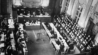 Rastatter Prozesse Blick in Sitzungssaal, Rastatt Dezember 1946, Quelle:
<span class="nanospell-typo">BArch</span>, Bild 183-V02830 / o. <span class="nanospell-typo">Ang</span>.