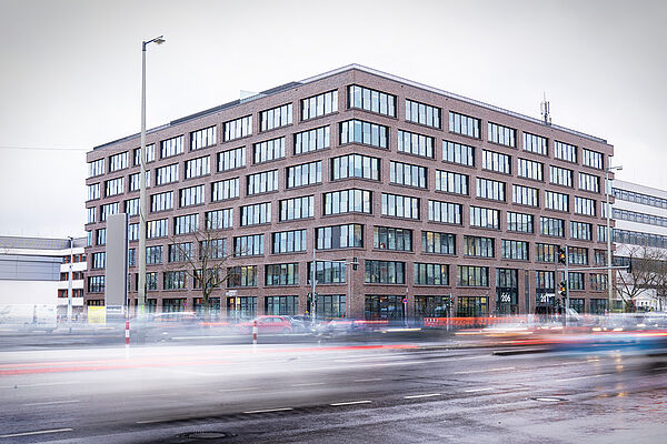 Bundesarchiv – Stasi-Unterlagen-Archiv in Berlin-Lichtenberg Ein viereckiges Gebäude mit zahlreichen Fenstern an einer Straße