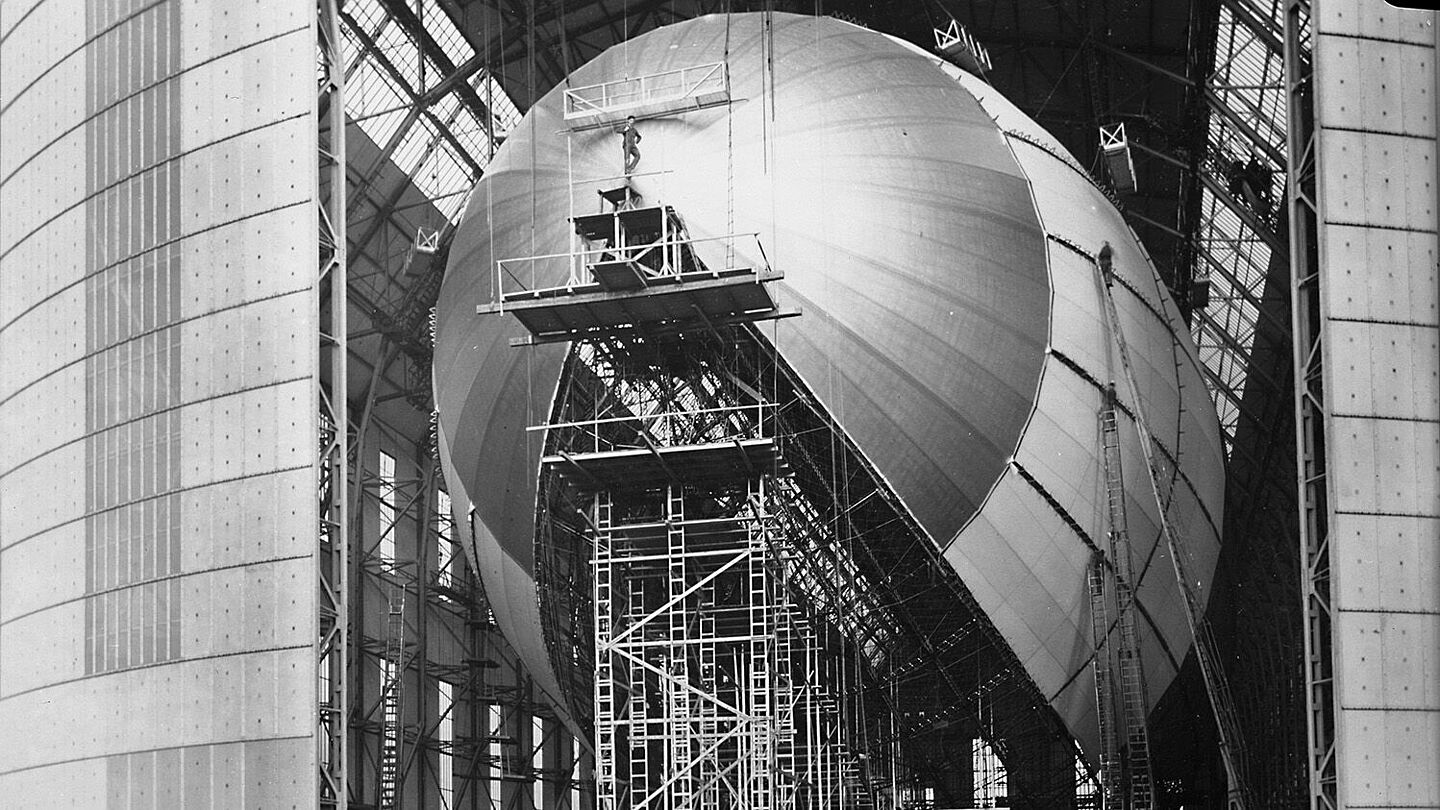 Arbeiter beim Aufziehen der Hülle des Luftschiffs LZ 129 „Hindenburg“ Arbeiter beim Aufziehen der Hülle des Luftschiffs LZ 129 „Hindenburg“, Quelle:
BArch, Bild 102-16376 / Pahl, Georg