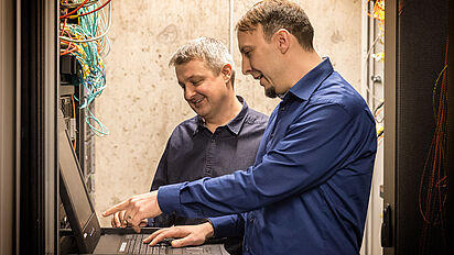 IT-Mitarbeitende im Bundesarchiv IT-Mitarbeitende im Bundesarchiv, Quelle:
<span class="nanospell-typo">BArch</span>, B 198 Bild 2017-0220-011 / Nobel, Jürgen