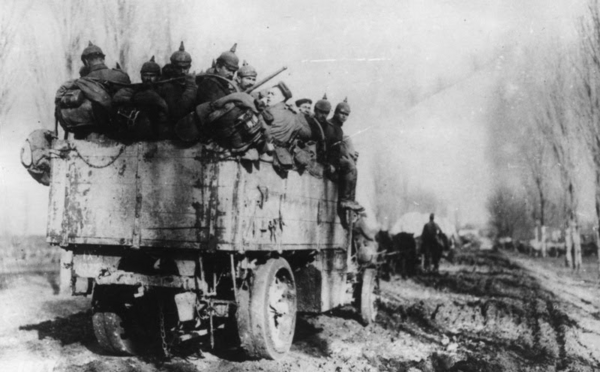 Vormarsch deutscher Infanterie in Rumänien, Transport mit Lastkraftwagen, 1918 Vormarsch deutscher Infanterie in Rumänien, Transport mit Lastkraftwagen, 1918